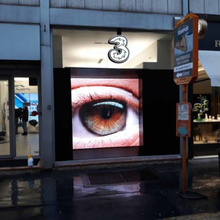 noleggio schermo da vetrina negozio tre | temporapix