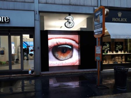 noleggio schermo da vetrina negozio tre | temporapix