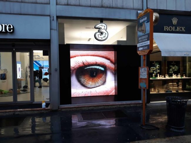 noleggio schermo da vetrina negozio tre | temporapix