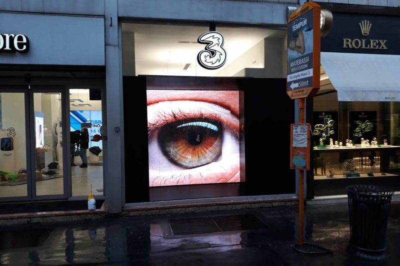 noleggio schermo da vetrina negozio tre | temporapix