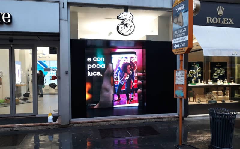 noleggio schermo da vetrina negozio tre | temporapix